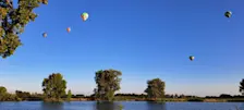 Ballonnen boven de Maas in de buurt van Overasselt - Grieta Spannenburg
