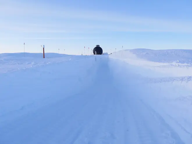 Een boorlocatie op de Groenlandse ijskap - East Greenland Ice-core Project, www.eastgrip.org
