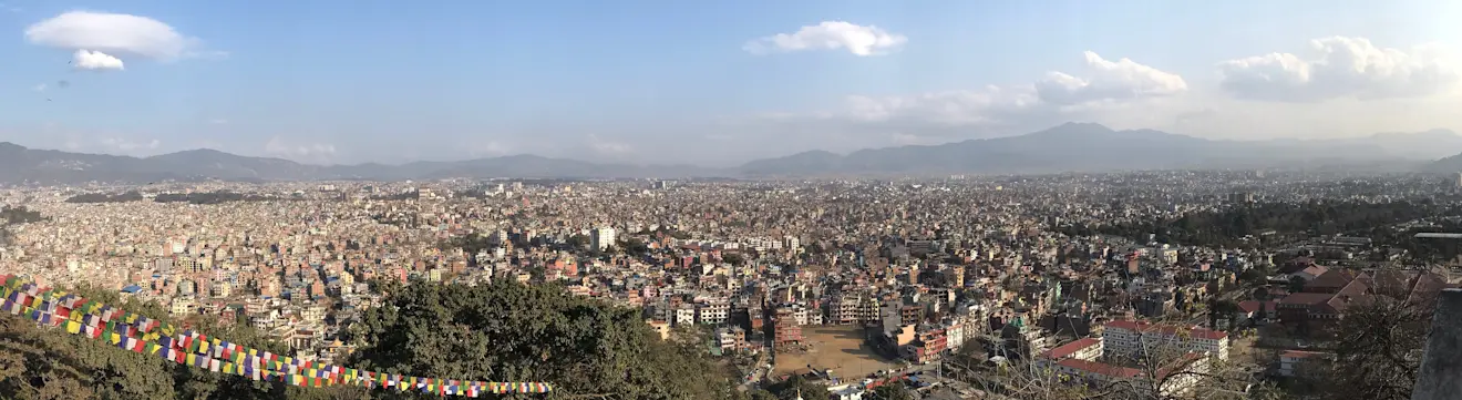 De vallei met daarin de hoofdstad Kathmandu - Rabin Tuladhar