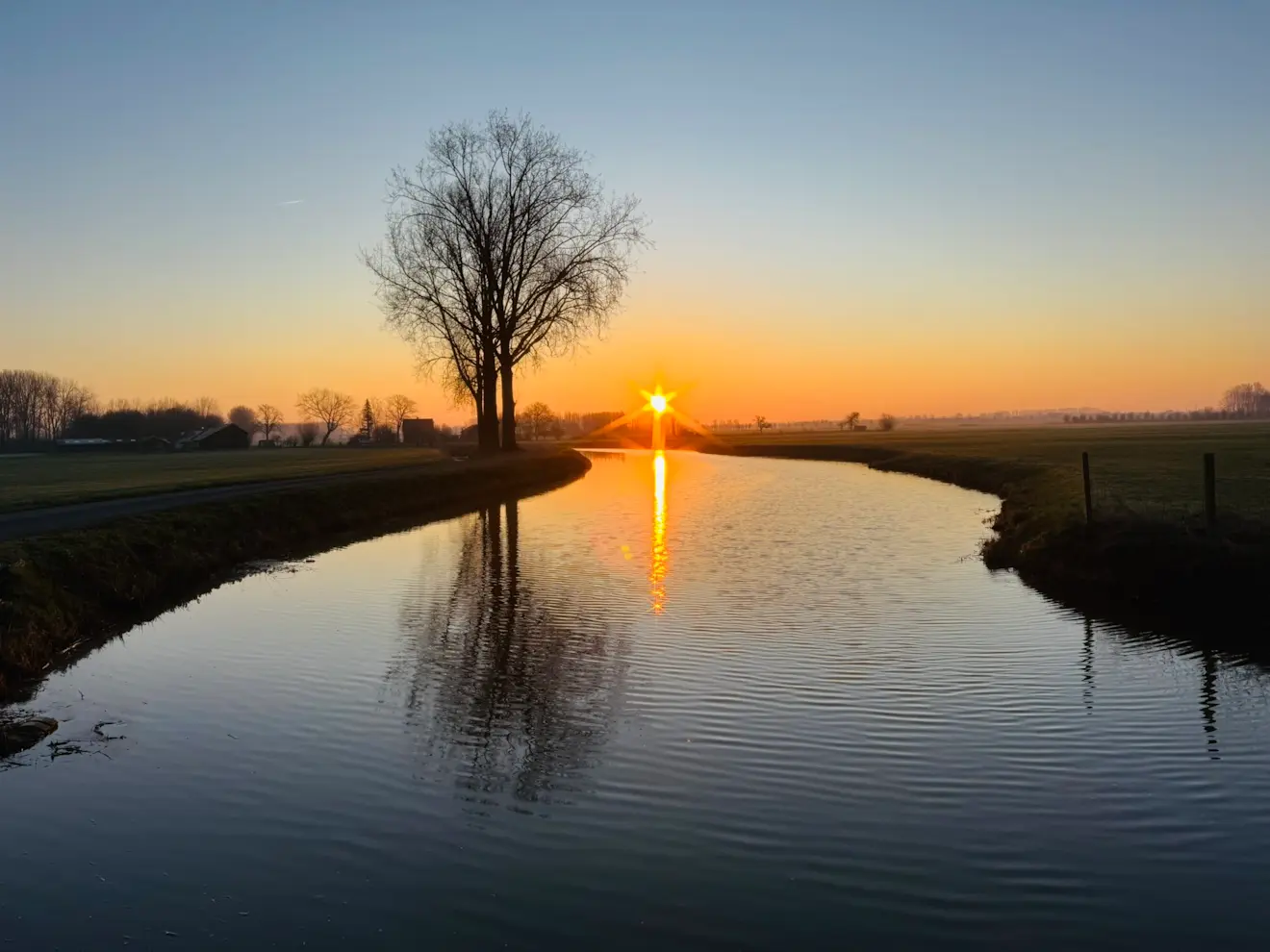 Ook op deze foto is aan de horizon wat Saharastof te zien - John Oomen