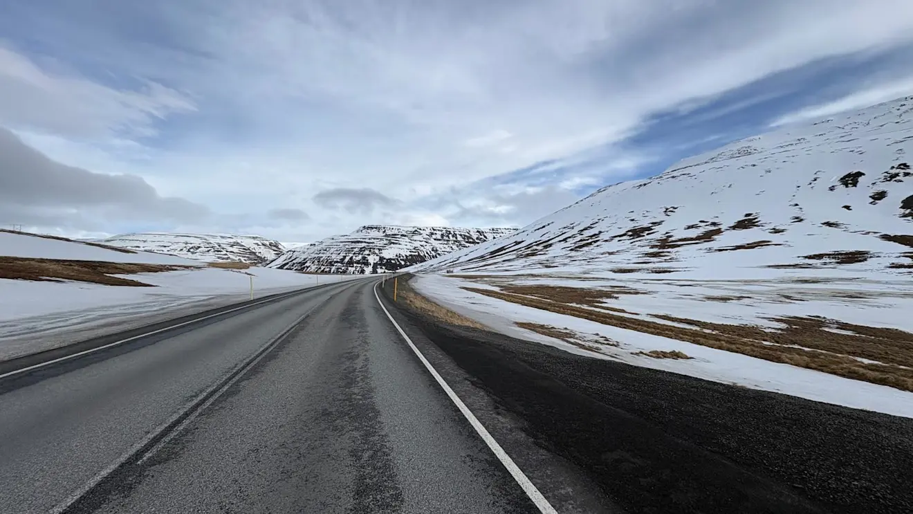 De winter op IJsland mag dan voorbij zijn, er zijn nog wel steeds veel sneeuwresten te zien - Pieter Bliek