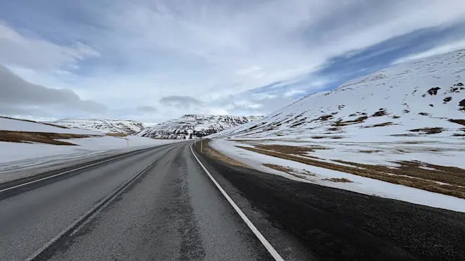 De winter op IJsland mag dan voorbij zijn, er zijn nog wel steeds veel sneeuwresten te zien - Pieter Bliek
