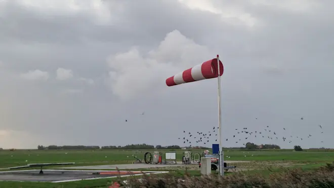 Stormachtig herfstweer rond het vliegveld van Texel - Frans Alderse Baas
