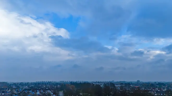 Eindelijk weer wat blauw door het grijs - Simone Genna