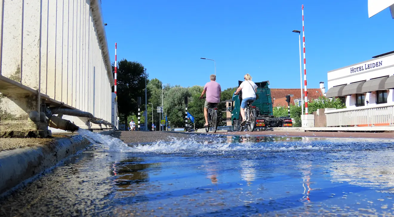 Water wordt op de Haagse Schouwbrug gespoten om het uitzetten ervan als gevolg van de hitte te voorkomen - Gieny Westra