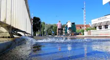 Water wordt op de Haagse Schouwbrug gespoten om het uitzetten ervan als gevolg van de hitte te voorkomen - Gieny Westra