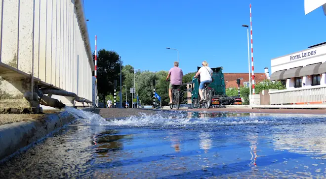 Water wordt op de Haagse Schouwbrug gespoten om het uitzetten ervan als gevolg van de hitte te voorkomen - Gieny Westra