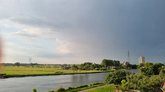 De bui die in het westen vanochtend zelfs even onweer bracht - Monique Bormans