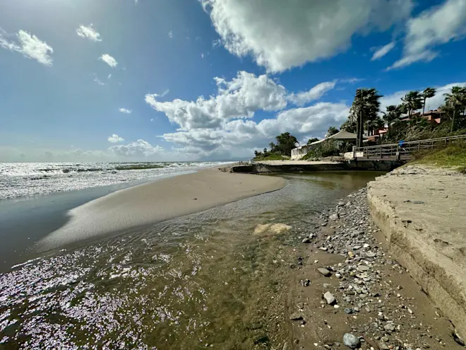 Ook aan de Costa del Sol komt het water vanuit de bergen weer tot een de zee - Tycho van den Born