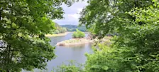 Het stuwmeer bij Wuppertal. Van het eilandje in het midden zijn normaal alleen de bomen te zien. Nu staat het water er meters onder - Grieta Spannenburg