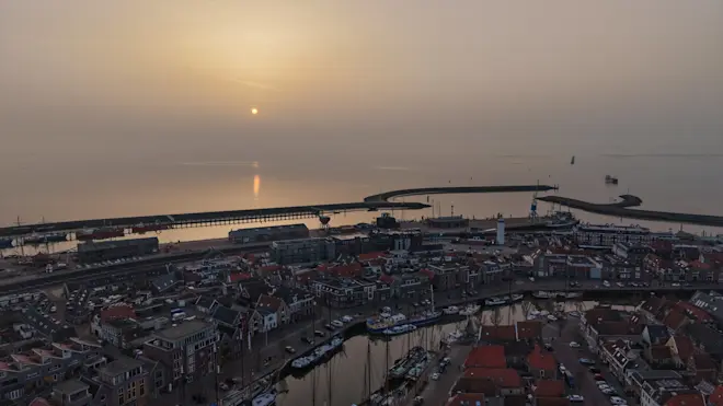 Saharastof boven Harlingen - Luca Hoogeveen