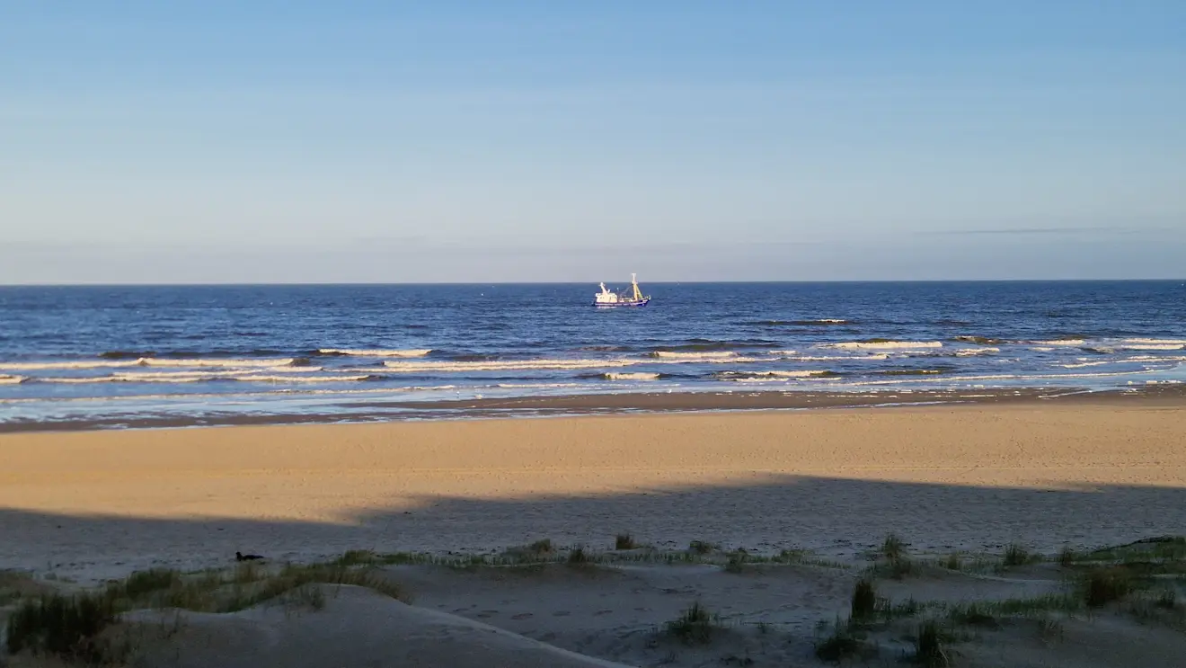 Door de vele hogedrukgebieden van de laatste tijd is de lucht in Nederland vaak blauw, zoals vanochtend alweer boven Texel - Frans Alderse Baas
