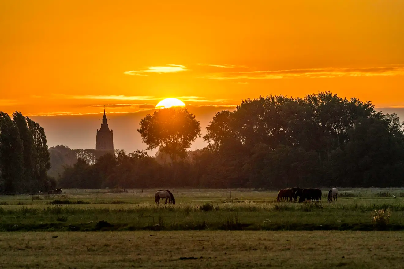 Fraaie zonsopkomst in Asperen, het wordt een warme dag - John Oomen