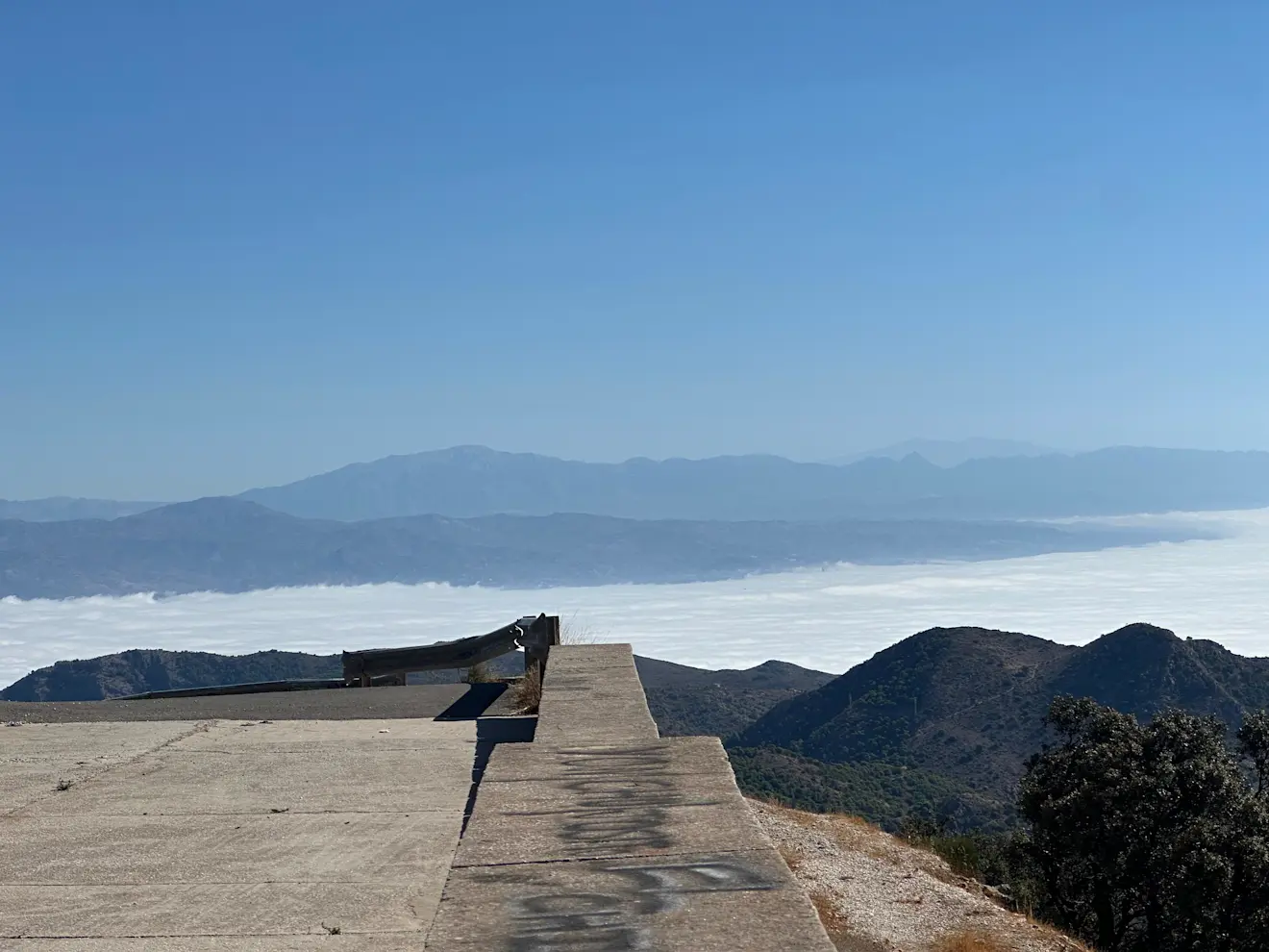Zeemist vanuit de baai bij Málaga trekt het land op en neemt ook het vliegveld in bezit - Tycho van den Born