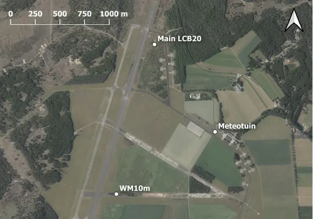 Het meetterrein van boven. De meting had plaats in de meteotuin, de back-up locatie ligt ongeveer een kilometer verderop bij Main LCB20. Dee windmeter staat op meer dan 500 meter van de meetlocatie bij WM10m. Bij de meteotuin staan enkele bomenrijen - Meteorologica.