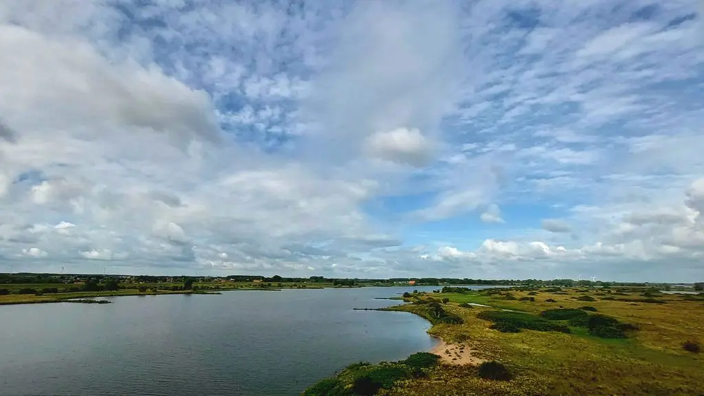Een lucht met allerlei soort wolken in de buurt van Culemborg - Ab Donker