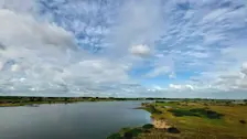Een lucht met allerlei soort wolken in de buurt van Culemborg - Ab Donker