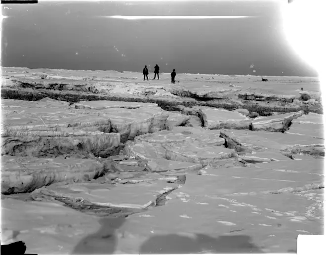 IJsschotsen op de Noordzee en het strand in Katwijk aan Zee, in de winter van 1898.