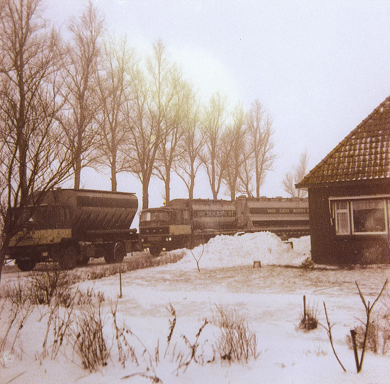 Bij een van de boeren om het voer te brengen - via Harry Kamphorst