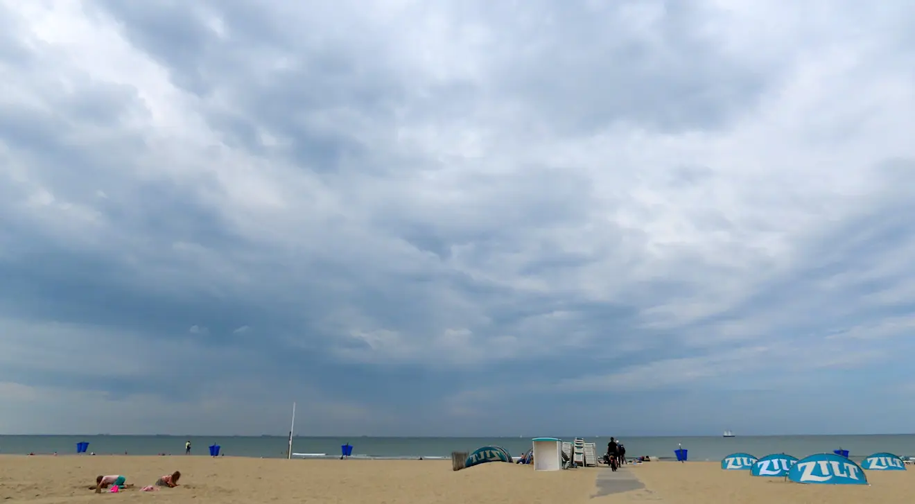 Dreiging van een bui boven zee, vanaf het strand bij Katwijk - Gieny Westra