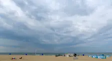 Dreiging van een bui boven zee, vanaf het strand bij Katwijk - Gieny Westra