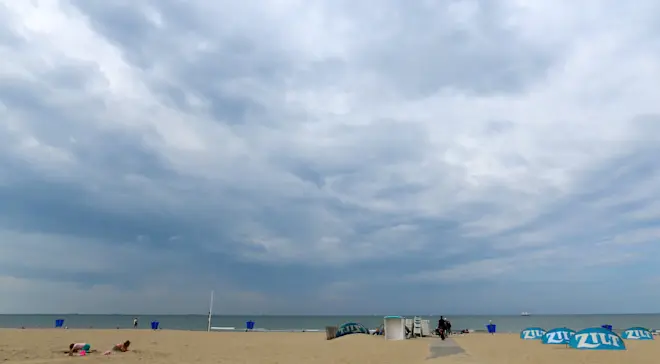 Dreiging van een bui boven zee, vanaf het strand bij Katwijk - Gieny Westra