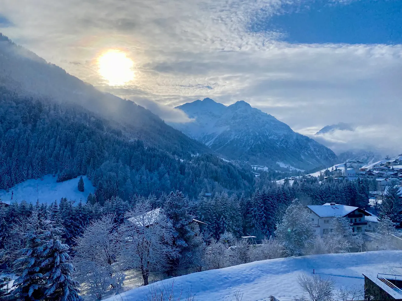 Het zonnetje breekt door in Hirshegg (Mittelberg) - Arjan Ehlert