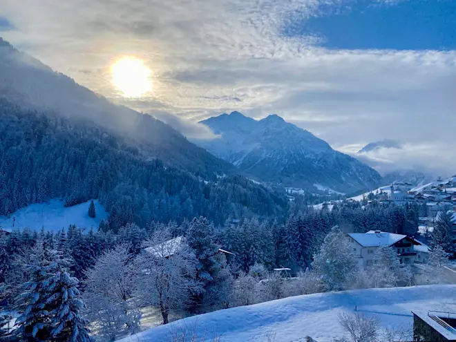 Het zonnetje breekt door in Hirshegg (Mittelberg) - Arjan Ehlert