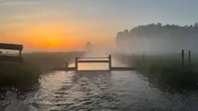 Een beetje mist bij zonsopkomst in Heukelum - John Oomen