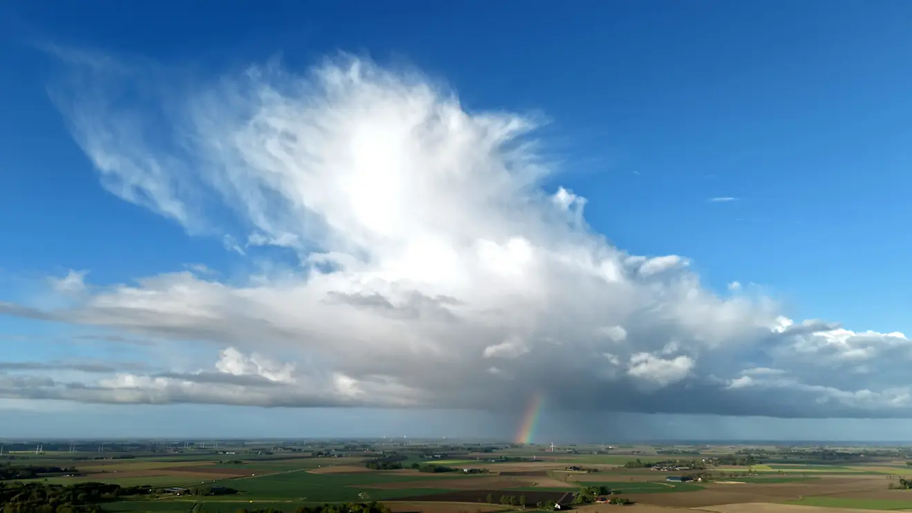 Prachtige bui met regenboog daaronder, in de buurt van Roodeschool - Jannes Wiersema