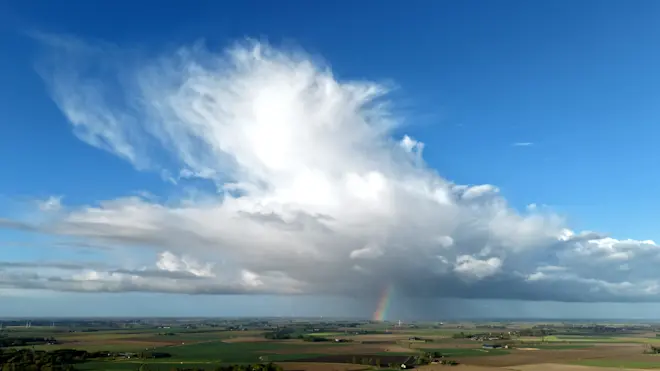 Prachtige bui met regenboog daaronder, in de buurt van Roodeschool - Jannes Wiersema