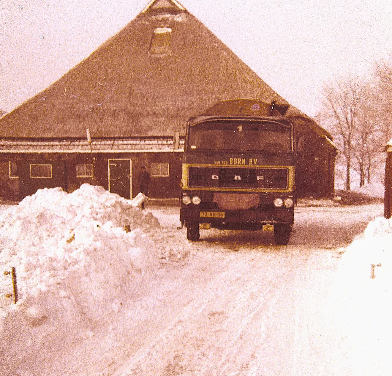 Eenmaal op het erf kon het lossen van de bulkwagen beginnen - via Harry Kamphorst