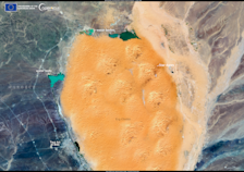 Meren aan de randen van de zandduinen van Erg Chebbi - European Union, Copernicus Sentinel-X imagery