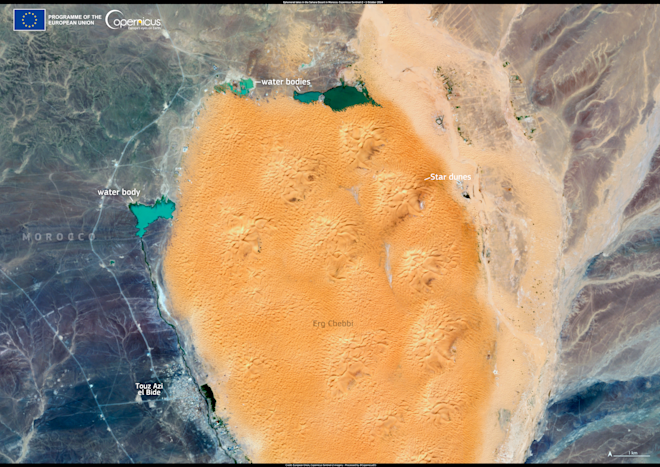 Meren aan de randen van de zandduinen van Erg Chebbi - European Union, Copernicus Sentinel-X imagery