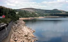 Een waterreservoir in de Engelse Graafschap Devon, in de maand juli tijdens de droge zomer van 1976. De bodem kwam geleidelijk in zicht - Crispin Purdye