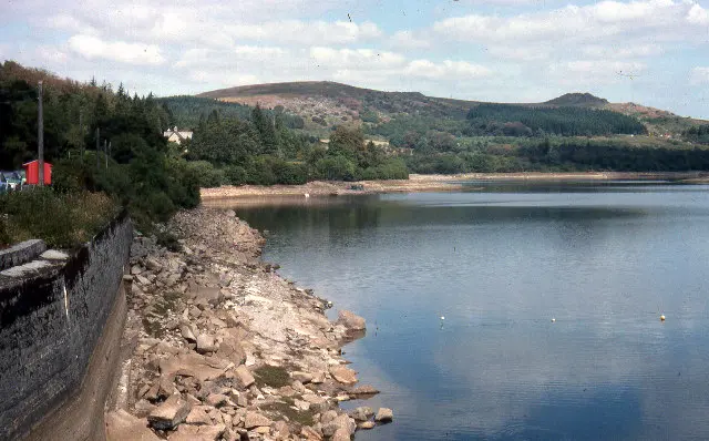 Een waterreservoir in de Engelse Graafschap Devon, in de maand juli tijdens de droge zomer van 1976. De bodem kwam geleidelijk in zicht - Crispin Purdye