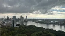 Donkere wolken boven Rotterdam - Jolanda Bakker