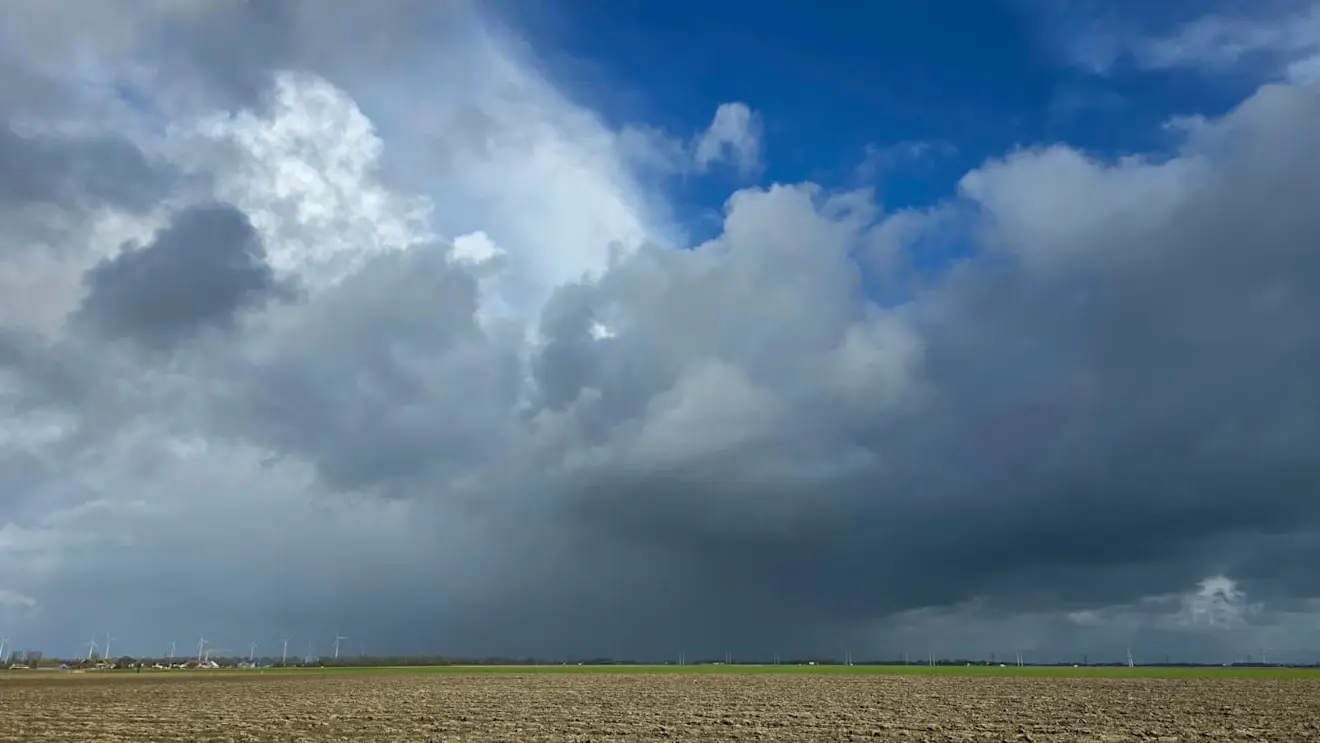 Maartse buien in de buurt van Roodeschool - Jannes Wiersema