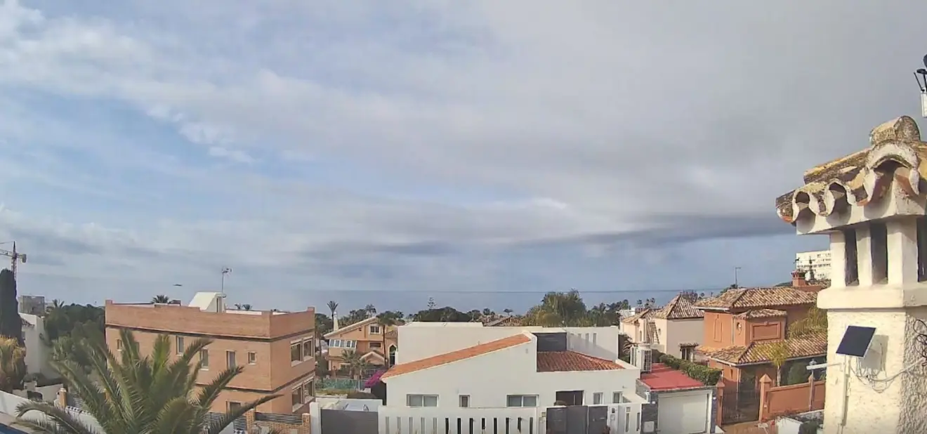 In het zuiden van Spanje aan de Costa del Sol was het vanochtend nog droog, maar dat gaat de komende tijd veranderen - webcamfoto