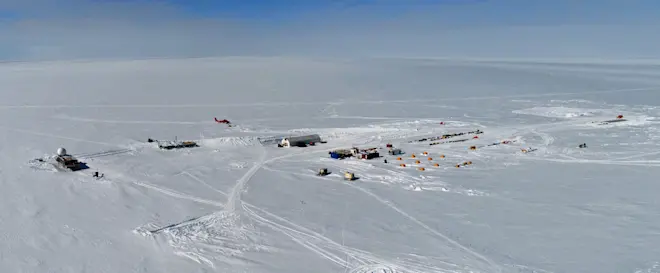 Het Summit Camp op de top van de Groenlandse ijskap - Wikipedia