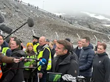 De Franse president Emmanuel Macron staat de op Groenland verzamelde pers te woord - Pieter Bliek
