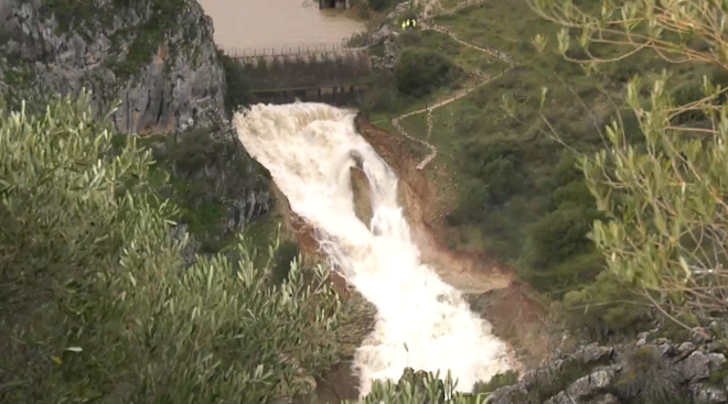 Het veiligheidssysteem van de stokoude dam bij Montejaque is in werking geschoten en doet precies waarvoor het ontworpen is: het afwateren van het overvolle stuwmeer erachter - still uit video