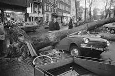 Schade in Amsterdam na de januaristorm in 1976 - Rob Mieremet / Anefo