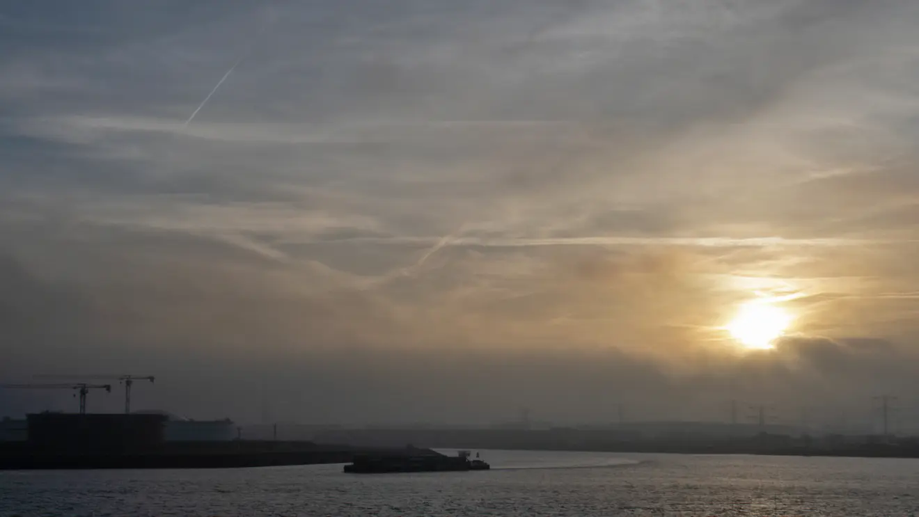 Eindelijk brak vanochtend in Rotterdam de zon even door de lage bewolking heen - Simone Genna