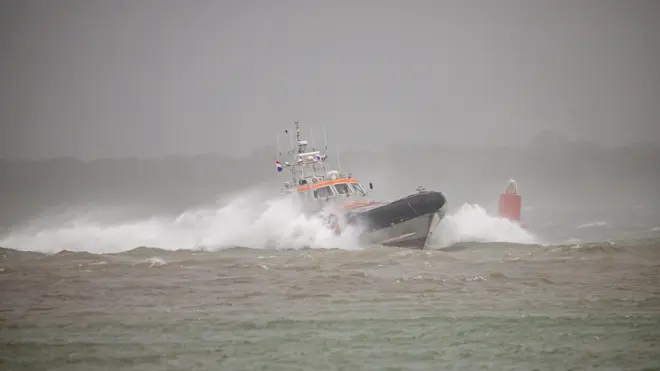 De reddingboot van Stellendam vaart tijdens de storm de haven binnen - Simone Wiersma