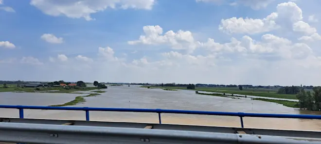 De Nederrijn bij Arnhem is op dit moment erg breed - Grieta Spannenburg