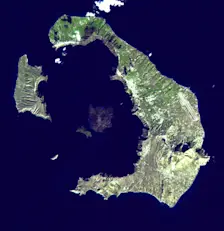 Een satellietfoto van Santorini. Je ziet de vorm van de caldera van een vulkaan erin - NASA