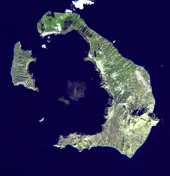 Een satellietfoto van Santorini. Je ziet de vorm van de caldera van een vulkaan erin - NASA