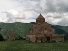 Kerkje in de plaats Odzun (Noord-Armenië) Let op de groene bergen in tegenstelling tot Zuid-Armenië. Het wisselvallige karakter van het weer is goed zichtbaar hier: typisch Hollandse luchten! - Carlos Sour