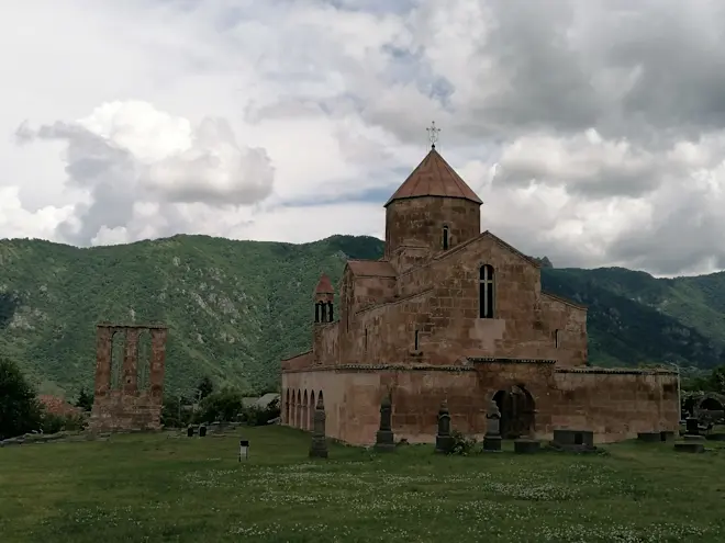 Kerkje in de plaats Odzun (Noord-Armenië) Let op de groene bergen in tegenstelling tot Zuid-Armenië. Het wisselvallige karakter van het weer is goed zichtbaar hier: typisch Hollandse luchten! - Carlos Sour